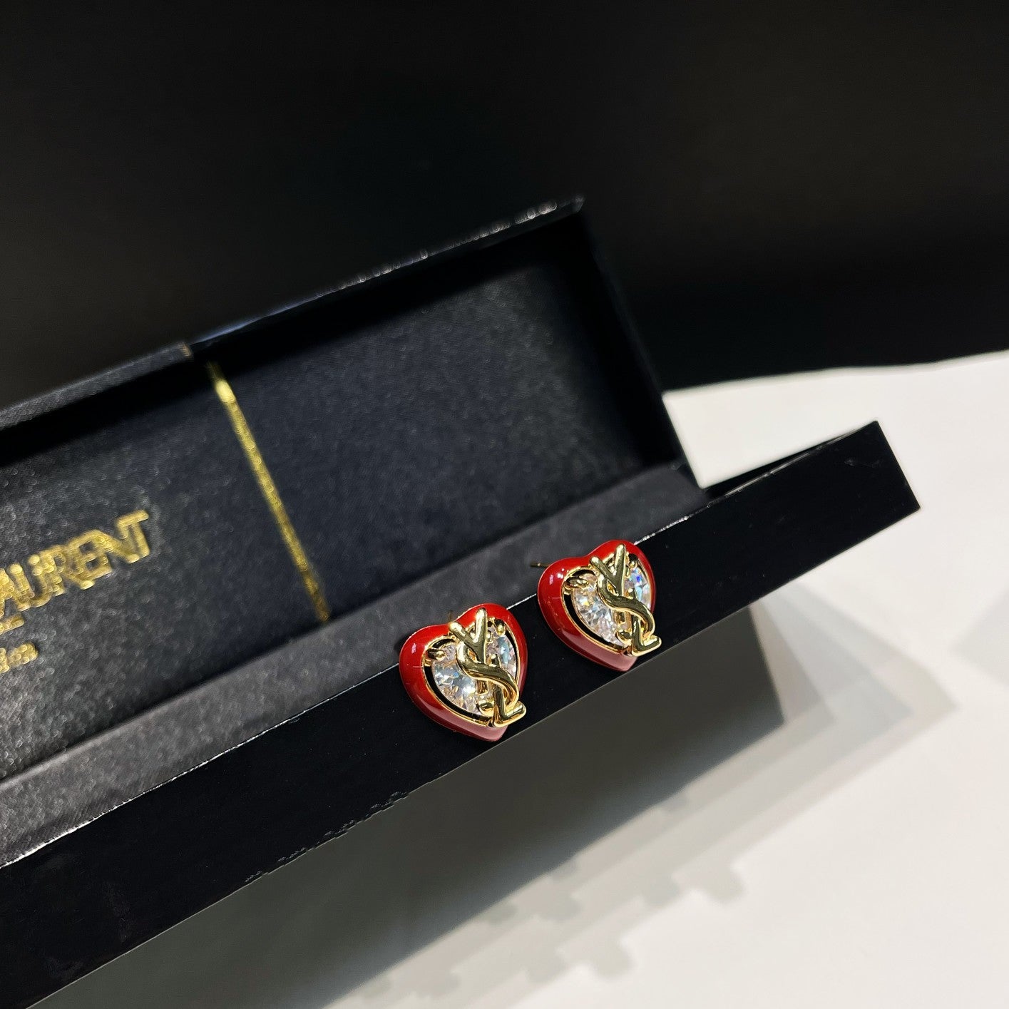 Eleganti orecchini a bottone con strass Love