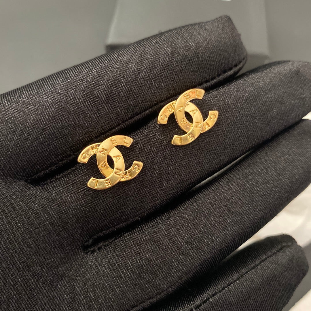 Orecchini in argento sterling con lettera semplice