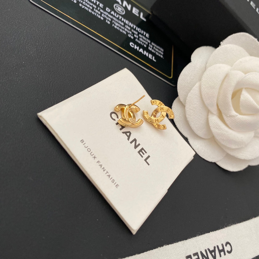 Orecchini in argento sterling con lettera semplice