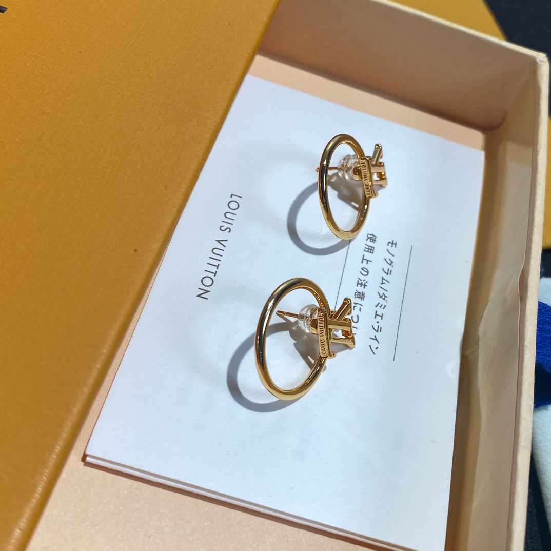 Orecchini a cerchio con lettere alla moda