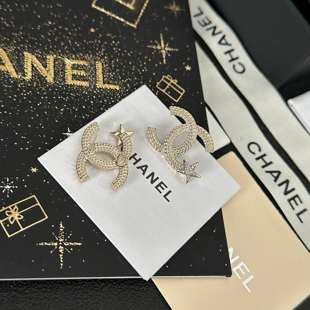 Orecchini a forma di stella alla moda