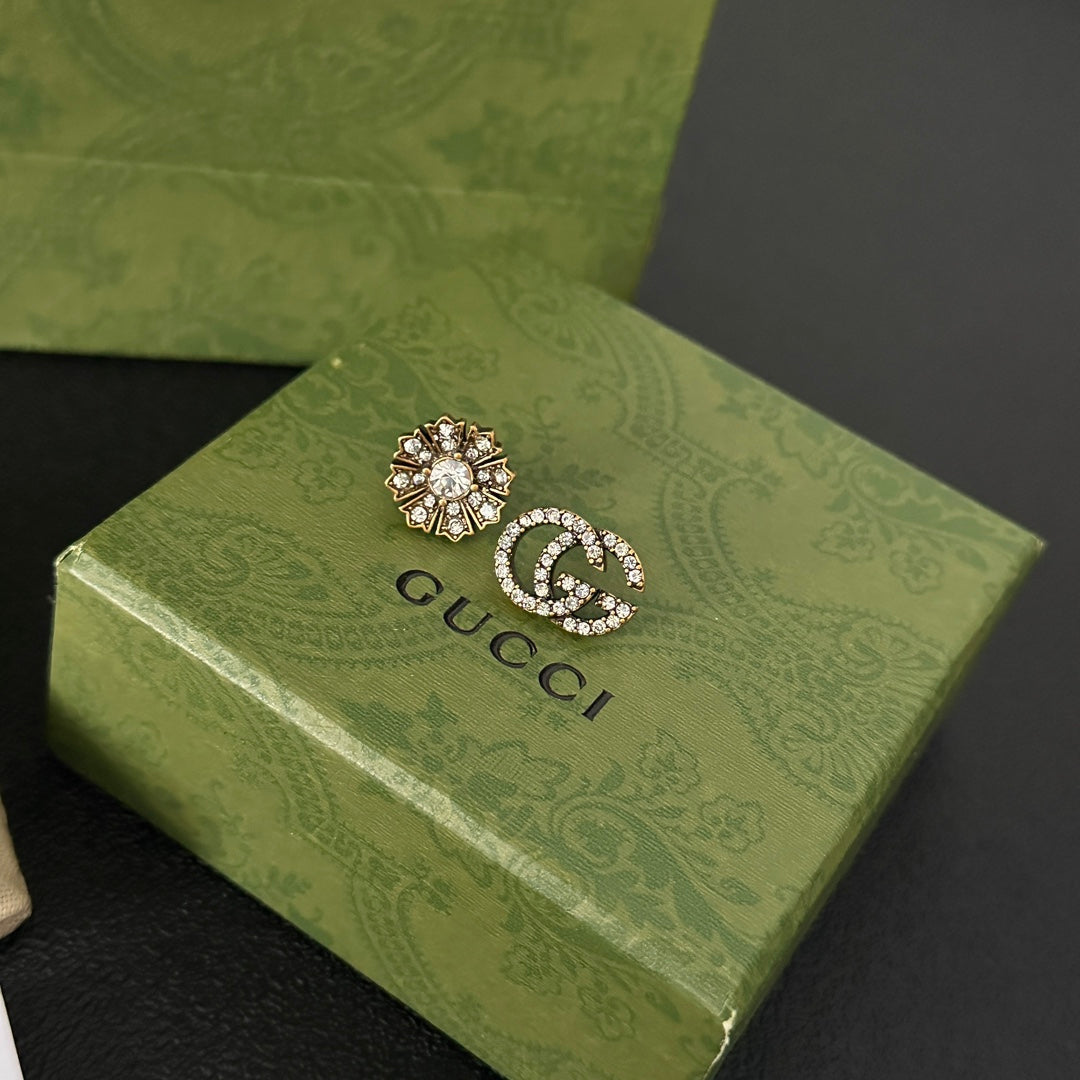 Orecchini asimmetrici con diamanti
