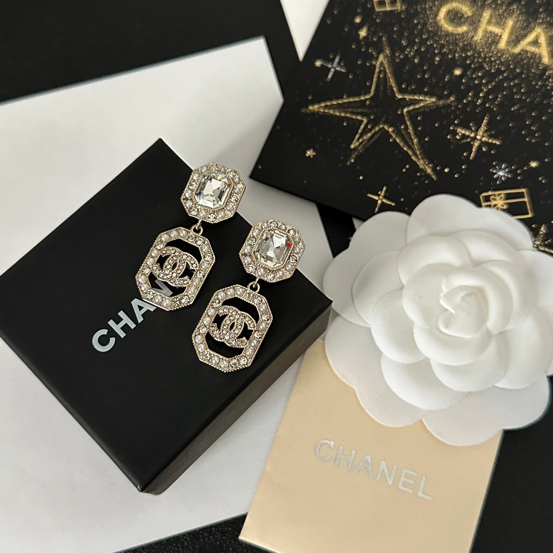 Eleganti orecchini pendenti con strass alla moda