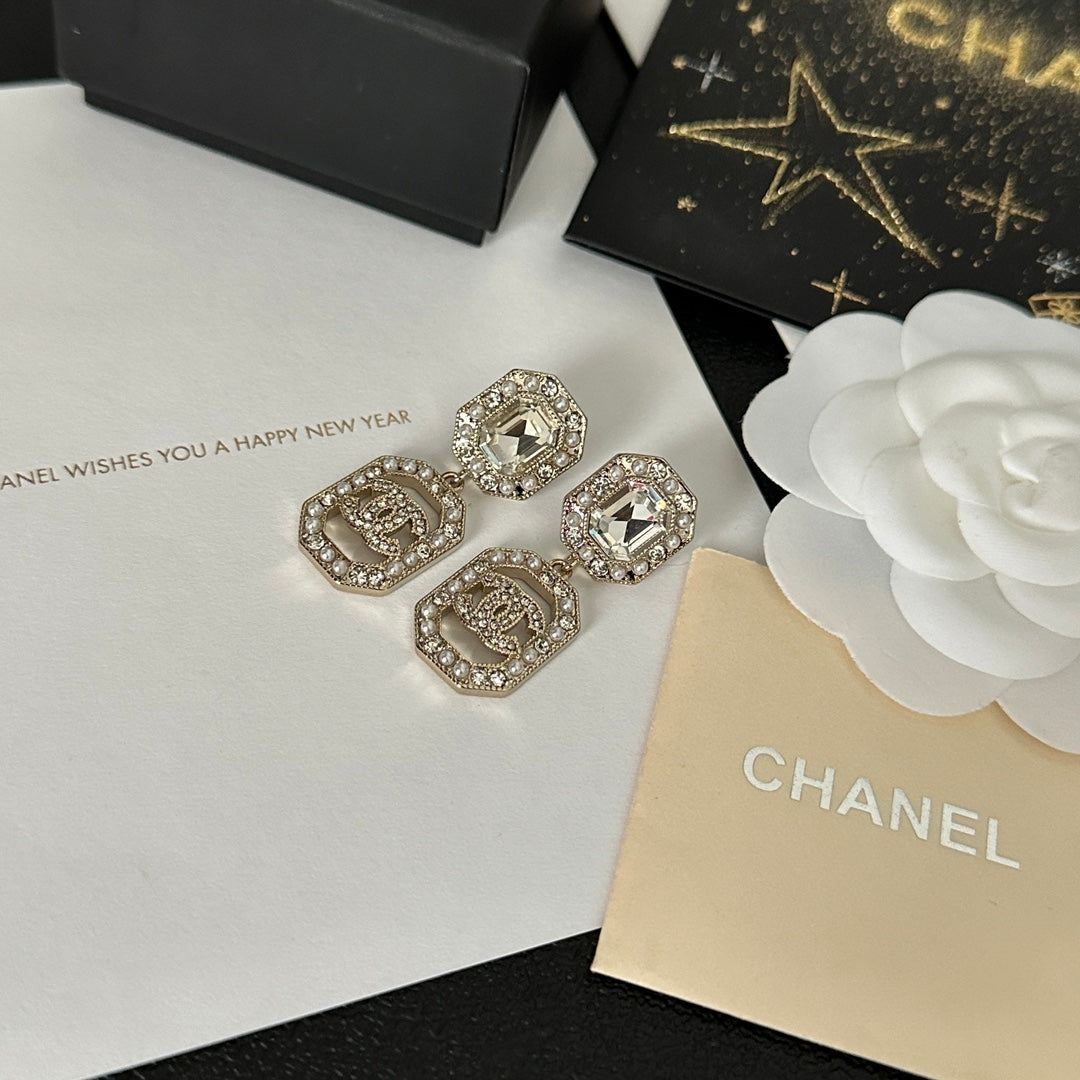 Eleganti orecchini pendenti con strass alla moda