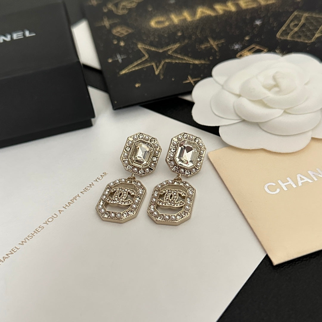 Eleganti orecchini pendenti con strass alla moda