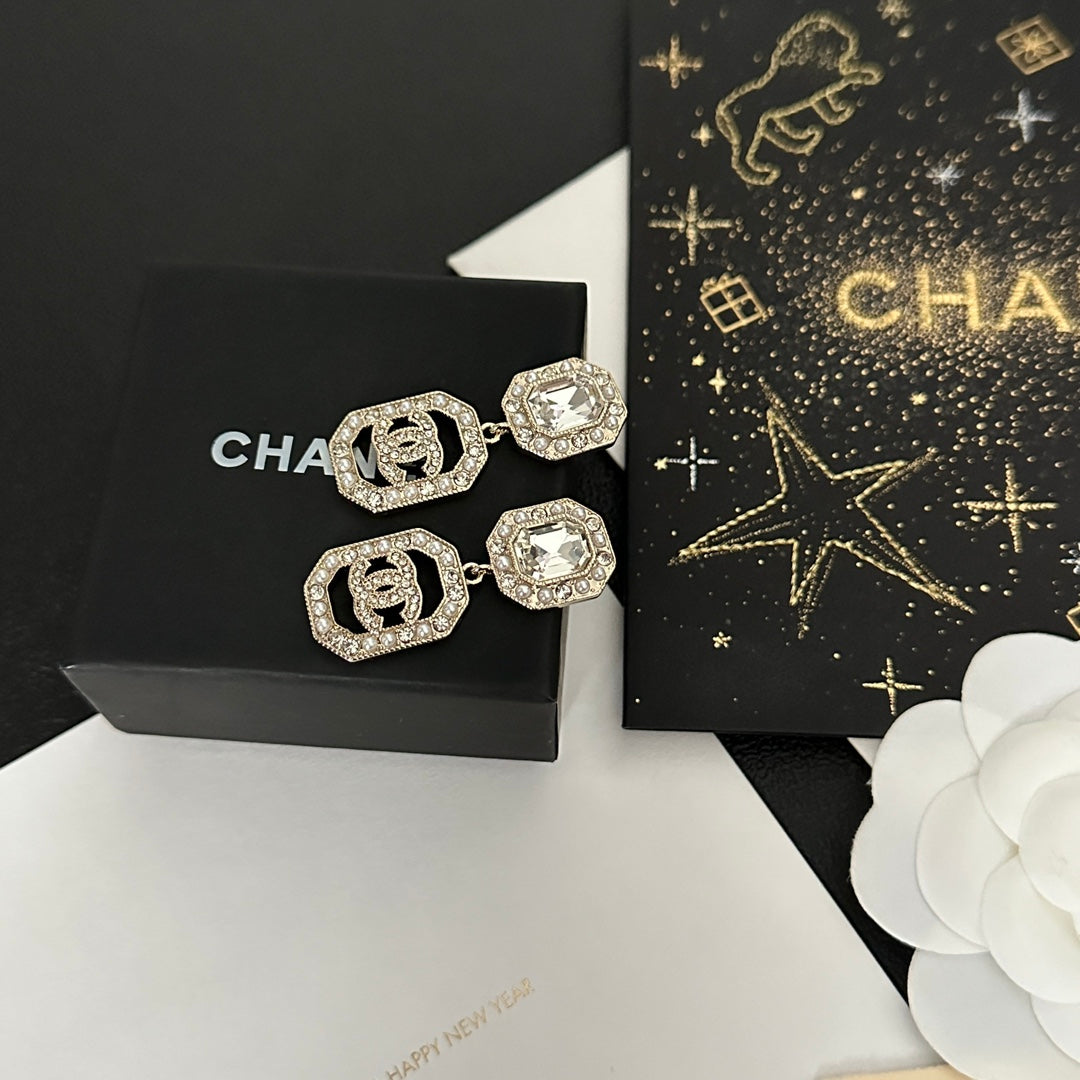 Eleganti orecchini pendenti con strass alla moda