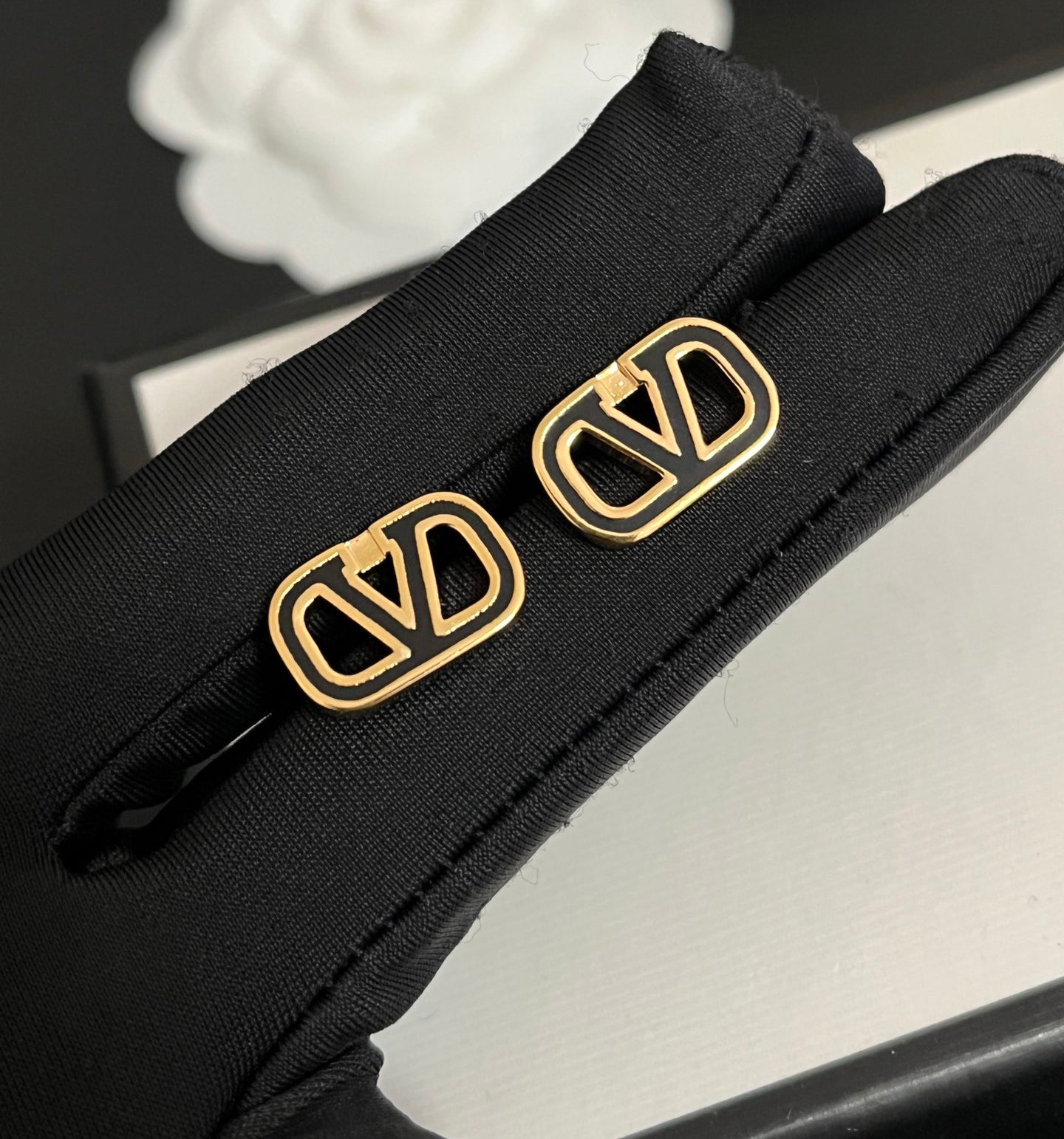 Orecchini cavi alla moda