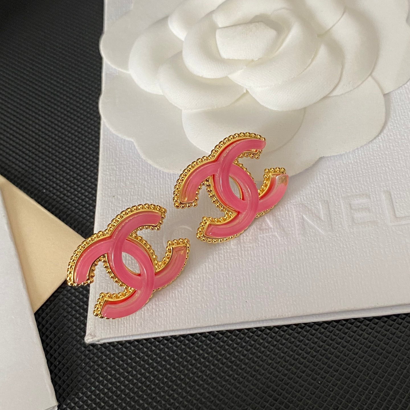 Orecchini rosa alla moda retrò