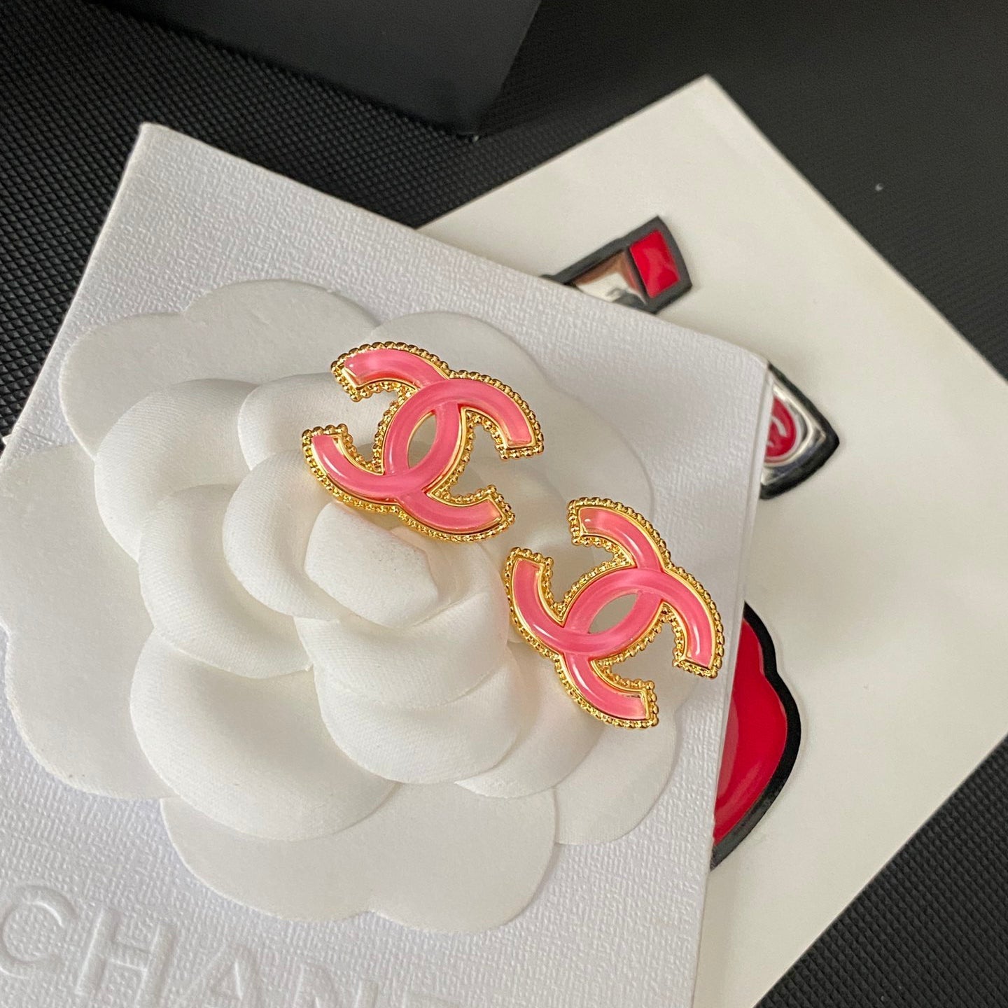 Orecchini rosa alla moda retrò