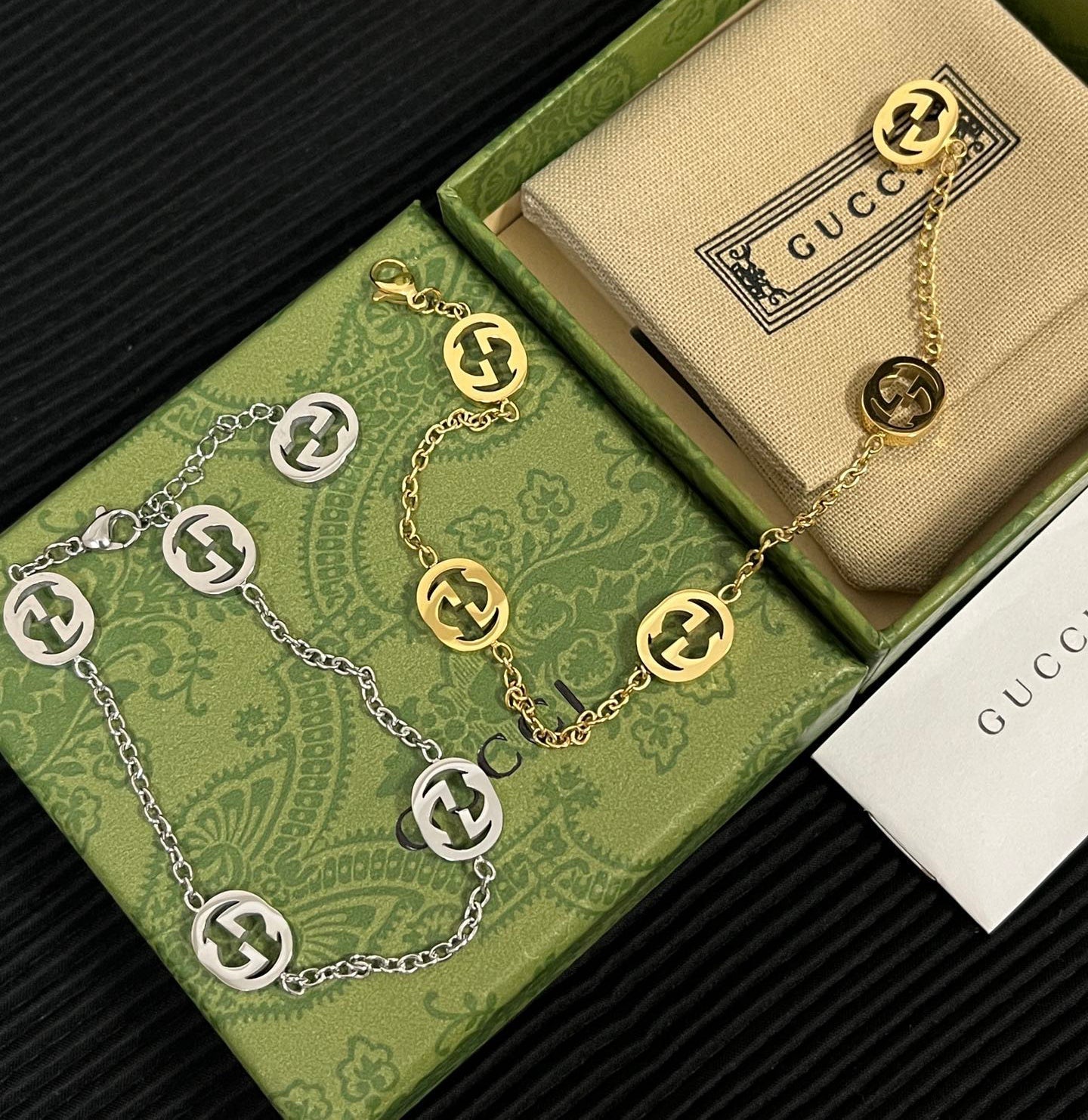 Bracciale con lettere alla moda