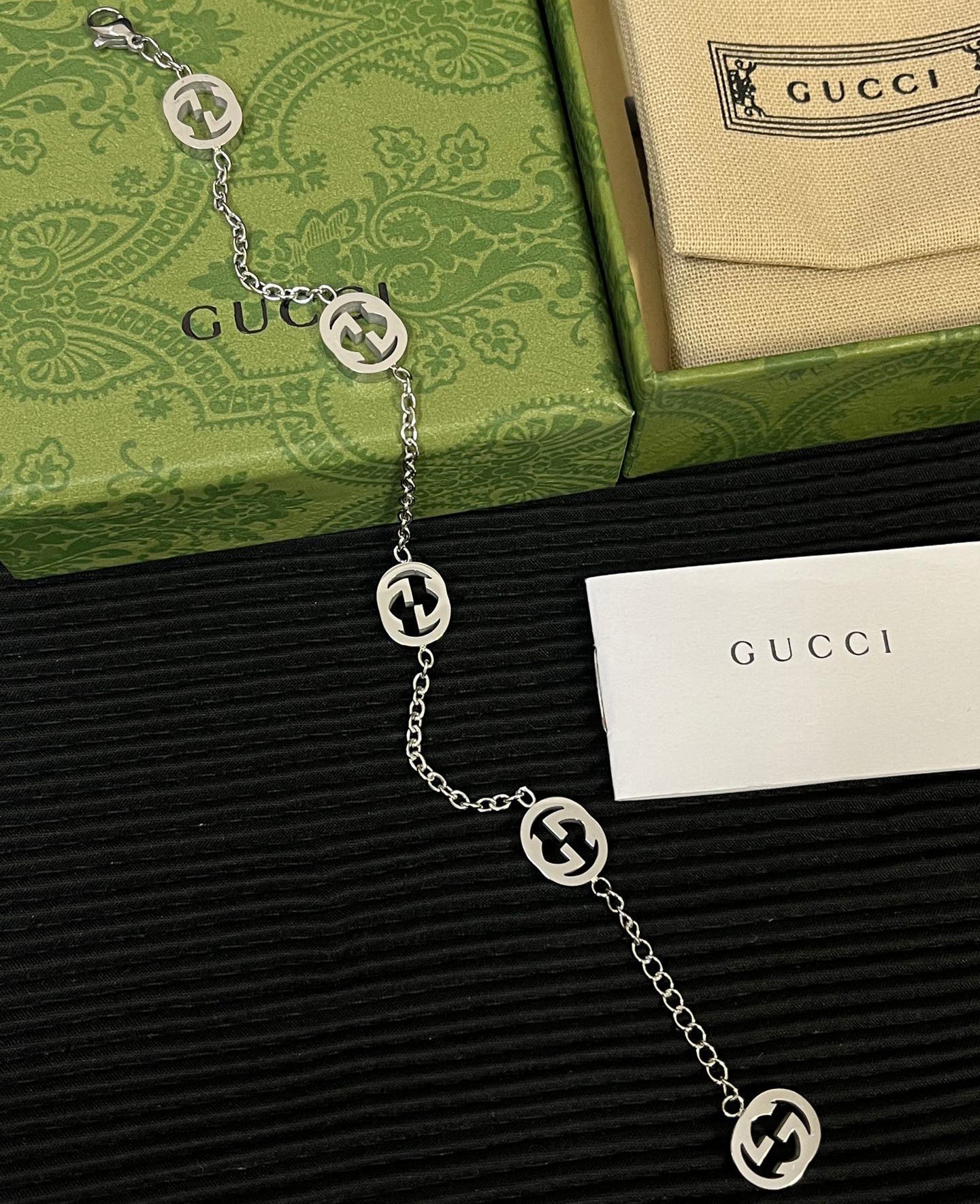 Bracciale con lettere alla moda