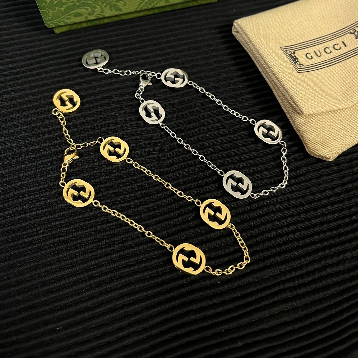 Bracciale con lettere alla moda