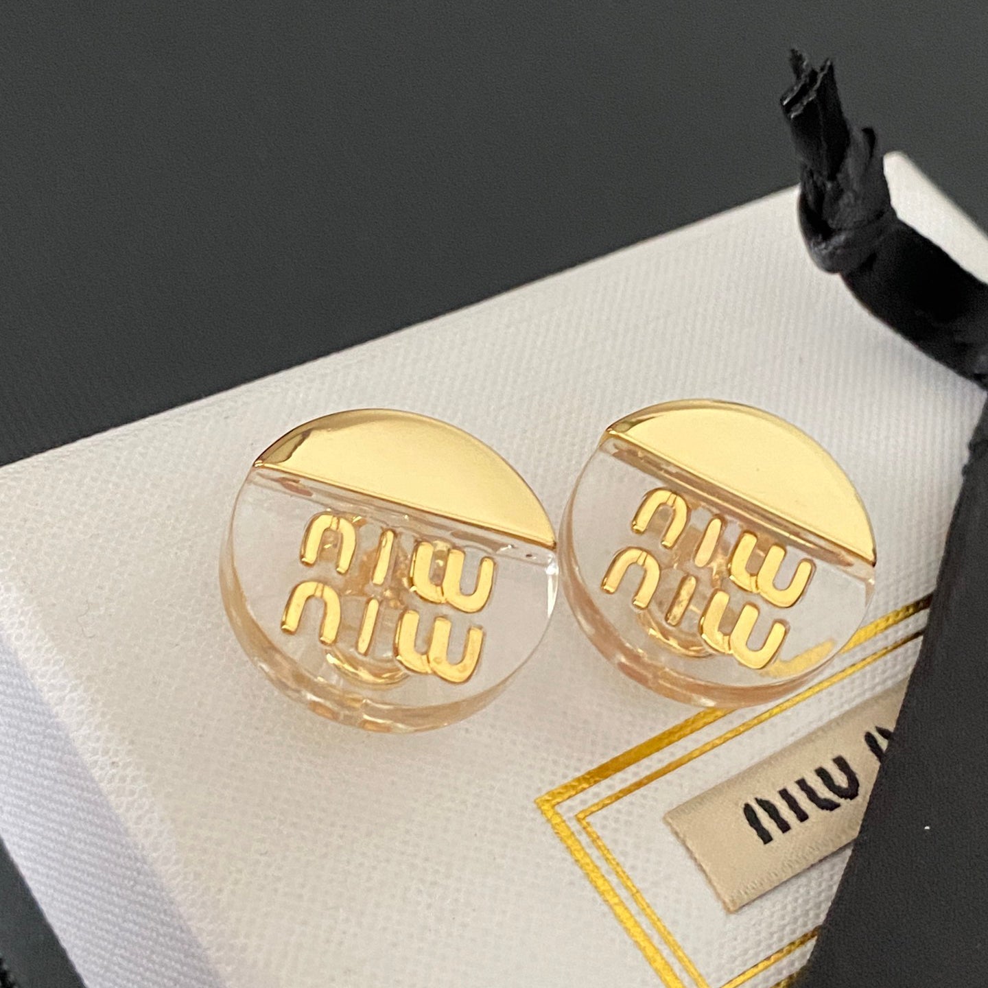 Orecchini in metallo plexiglas alla moda