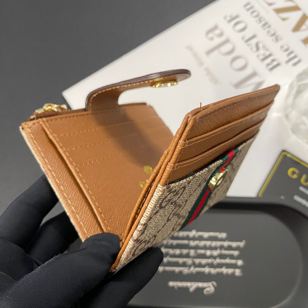 Porta carte di credito in pelle con etichetta dorata di lusso