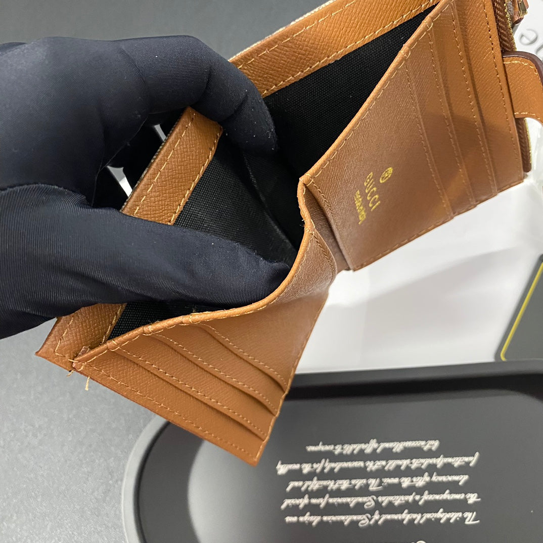 Porta carte di credito in pelle con etichetta dorata di lusso