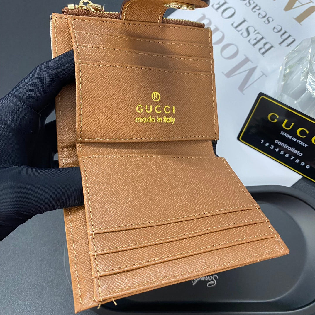 Porta carte di credito in pelle con etichetta dorata di lusso