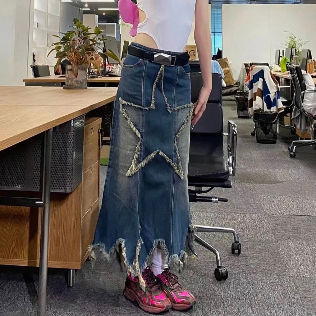 Gonna lunga in denim Y2K a vita bassa con estremità sfrangiate e dettaglio a stella