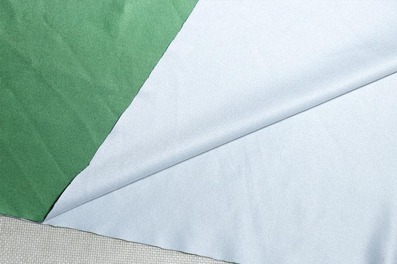 Completo gonna midi monospalla con spacco irregolare e stampa floreale a contrasto