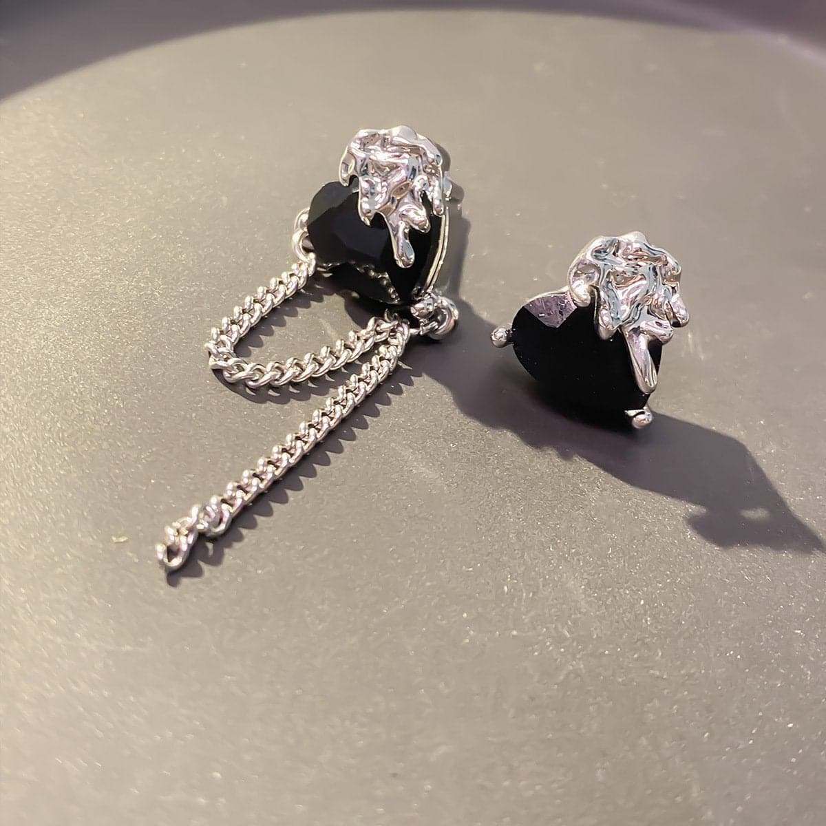Orecchini a catena in argento con cuore di lava