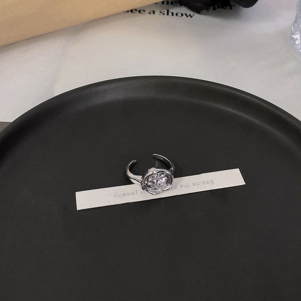 Anello aperto massiccio arricciato