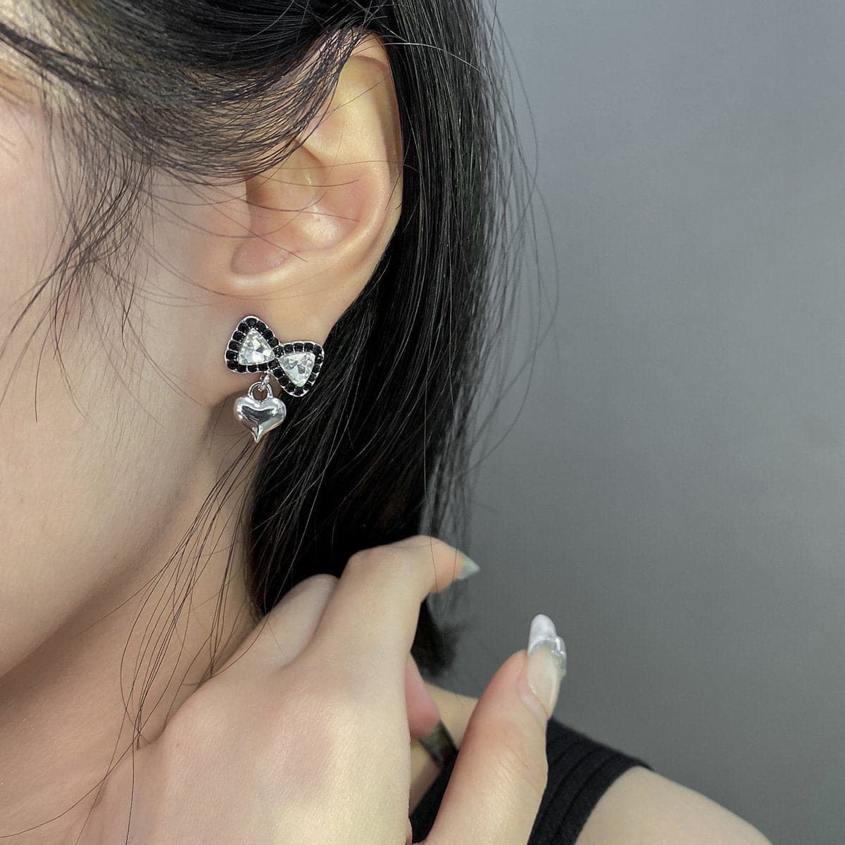 Orecchini con ciondolo a forma di cuore e fiocco in strass