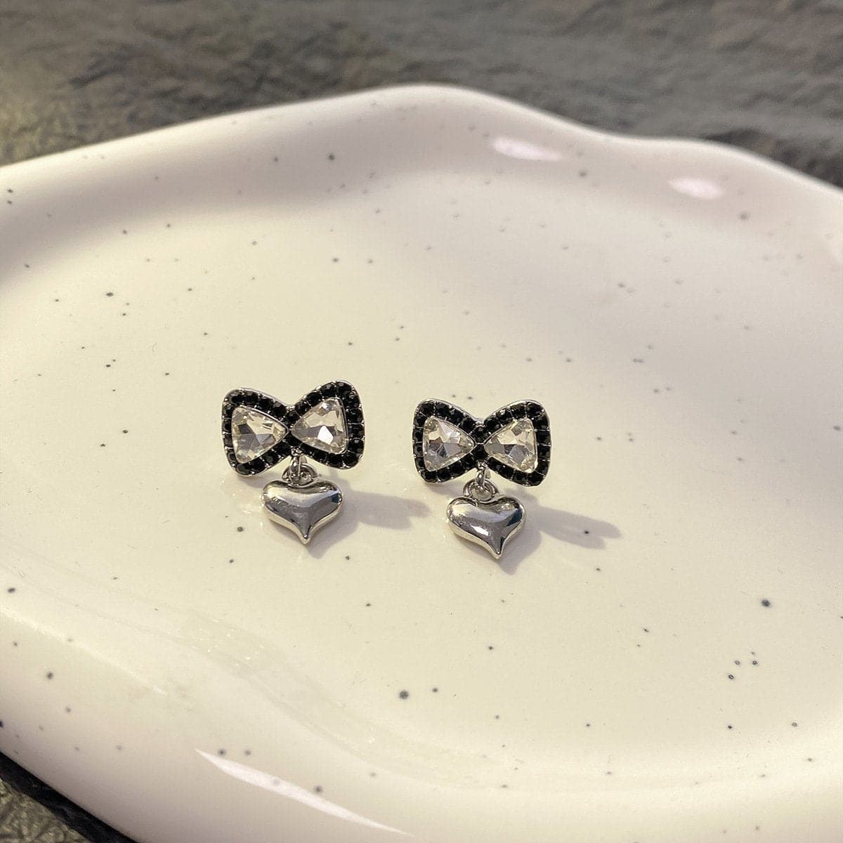 Orecchini con ciondolo a forma di cuore e fiocco in strass