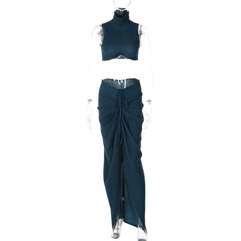 Completo gonna lunga arricciata, tinta unita, con spacchi, senza maniche e collo alto.