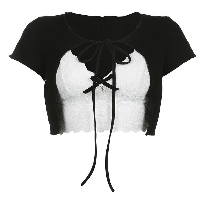 Top corto in pizzo a maniche corte con volant e patchwork a contrasto