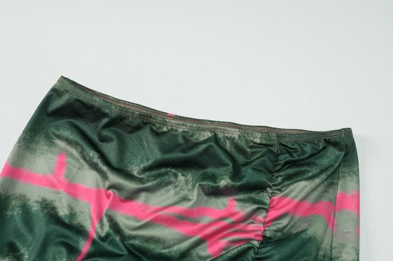 Completo minigonna con scollo a V e orlo in pizzo tie-dye e arricciato