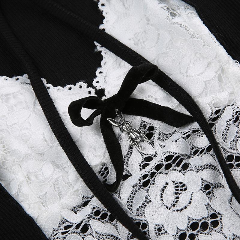 Top corto in pizzo a maniche corte con volant e patchwork a contrasto
