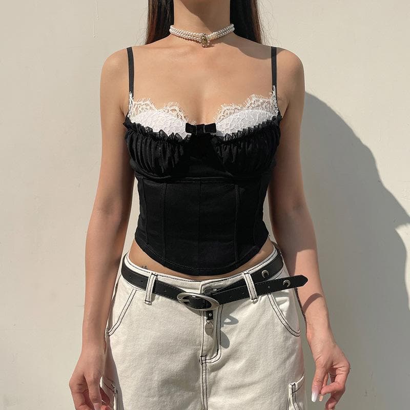 Camisole-Oberteil mit gerüschtem Korsett und Knöpfen und kontrastierendem Patchwork-Spitzensaum