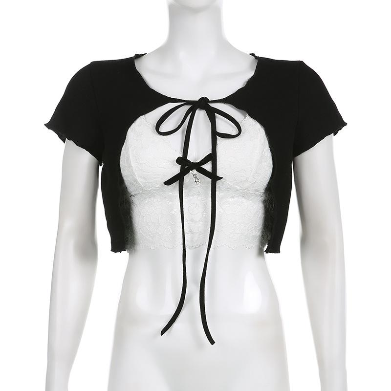 Top corto in pizzo a maniche corte con volant e patchwork a contrasto