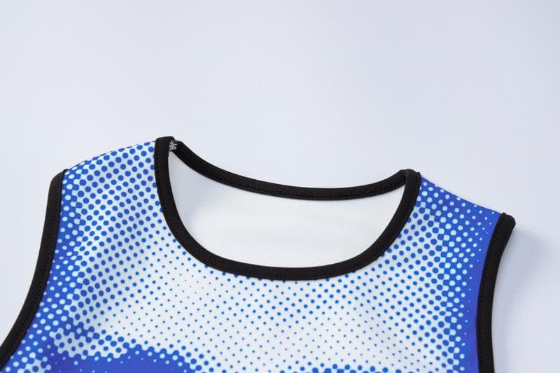 Ärmelloses Crop-Top mit Rundhalsausschnitt und abstraktem Print in Kontrastfarbe