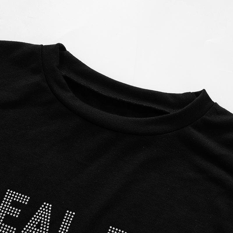 Top corto con perline e scollo a giro a maniche corte "REAL BAD"