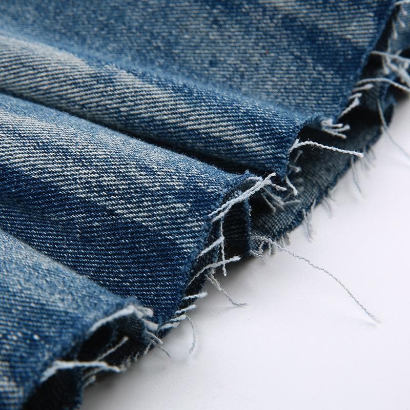 Minigonna in denim a trapezio con orlo grezzo e vita bassa plissettata