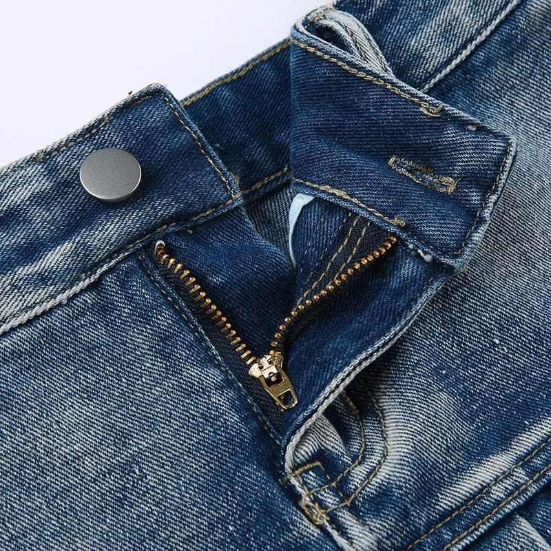 Minigonna in denim a trapezio con orlo grezzo e vita bassa plissettata