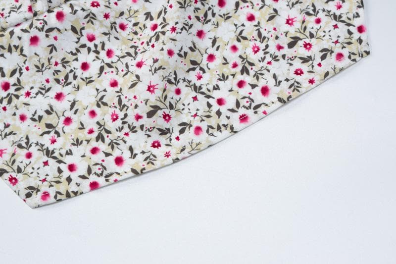 Top corto con stampa floreale, scollo quadrato, schiena scoperta e lacci