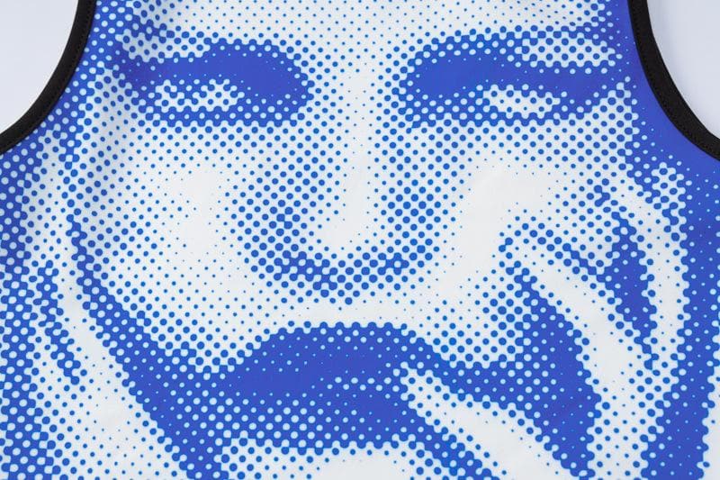 Ärmelloses Crop-Top mit Rundhalsausschnitt und abstraktem Print in Kontrastfarbe