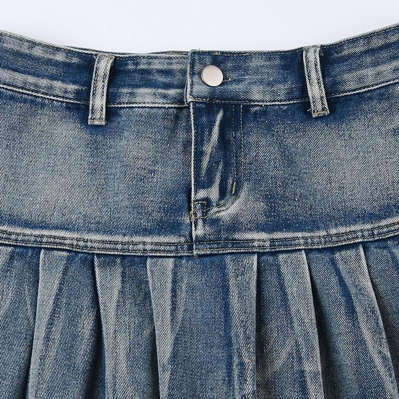 Minigonna in denim a trapezio con orlo grezzo e vita bassa plissettata