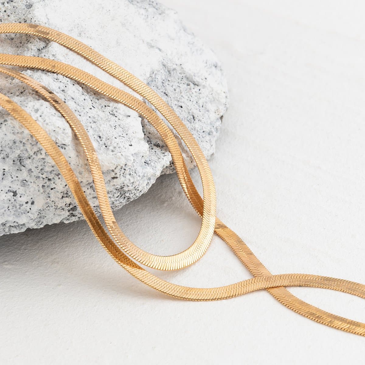 Collana girocollo a strati con croce a serpente