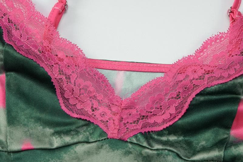 Completo minigonna con scollo a V e orlo in pizzo tie-dye e arricciato