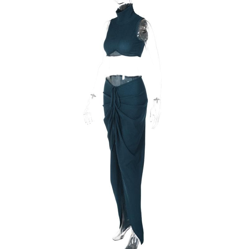 Completo gonna lunga arricciata, tinta unita, con spacchi, senza maniche e collo alto.