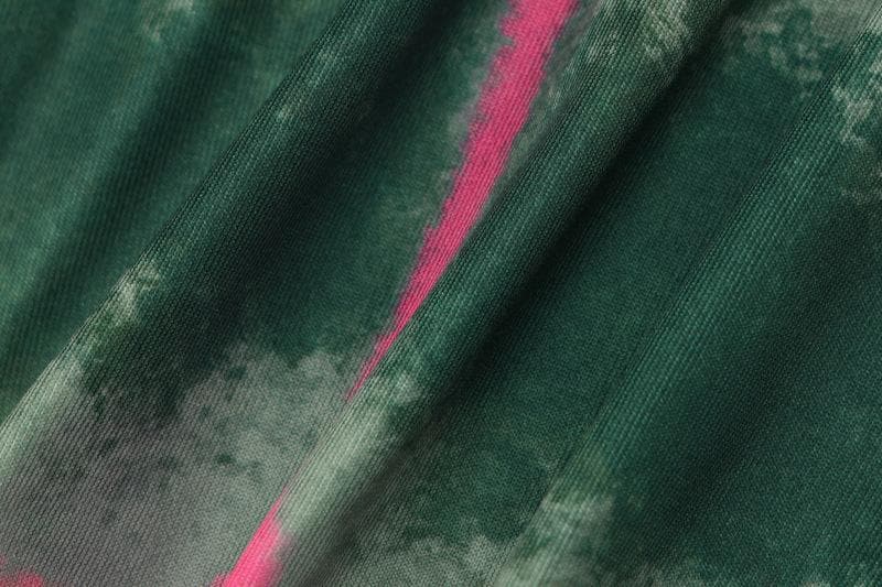 Completo minigonna con scollo a V e orlo in pizzo tie-dye e arricciato