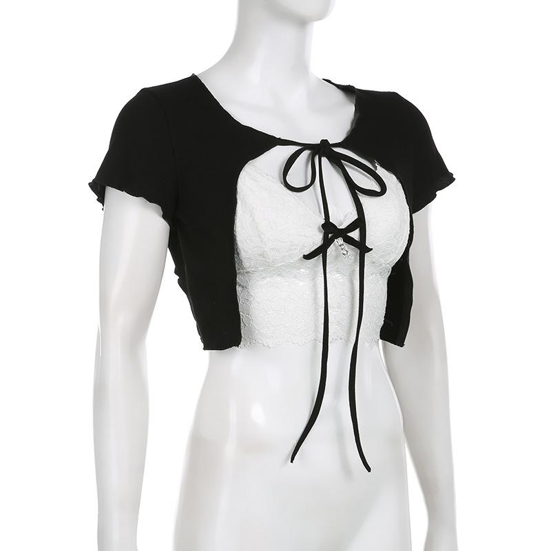 Top corto in pizzo a maniche corte con volant e patchwork a contrasto
