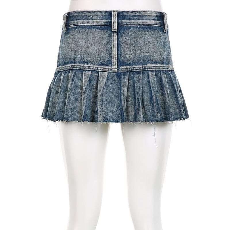 Minigonna in denim a trapezio con orlo grezzo e vita bassa plissettata