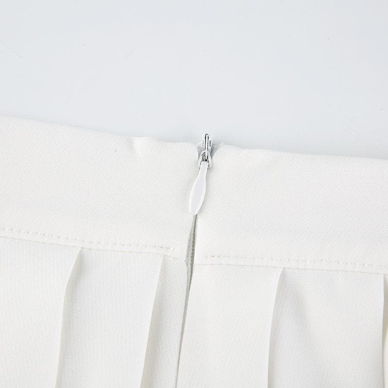 Minigonna a trapezio con zip e ricamo plissettato