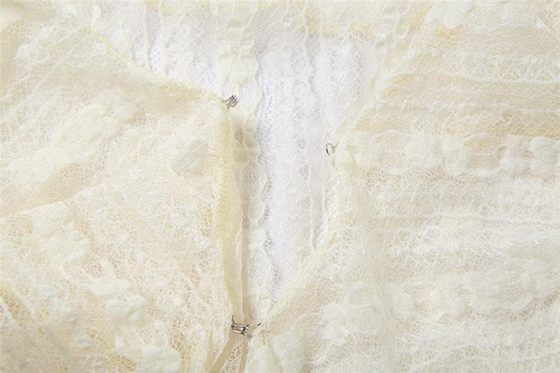 Haut court en dentelle transparente à manches évasées, col en V, volants, boutons solides