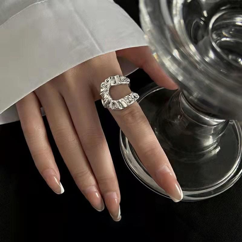 Anello aperto irregolare arricciato