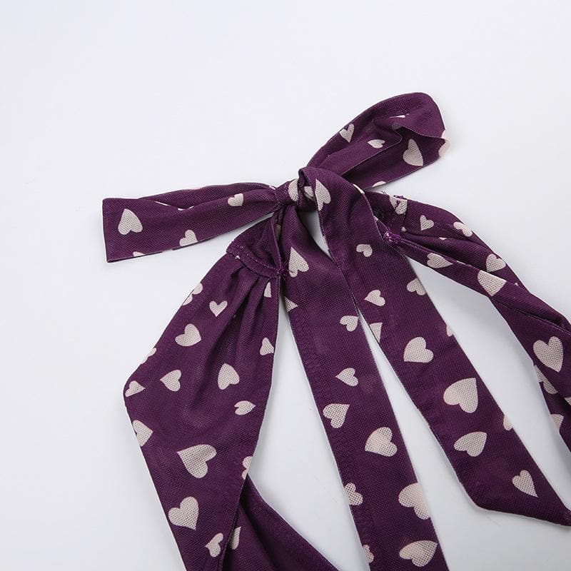 Top corto con stampa a cuore arricciata, scollo a V a contrasto e allacciatura all'americana