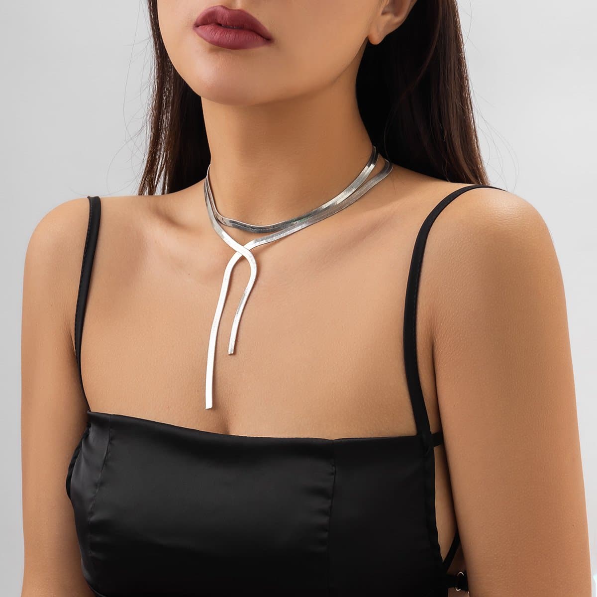 Collana girocollo a strati con croce a serpente
